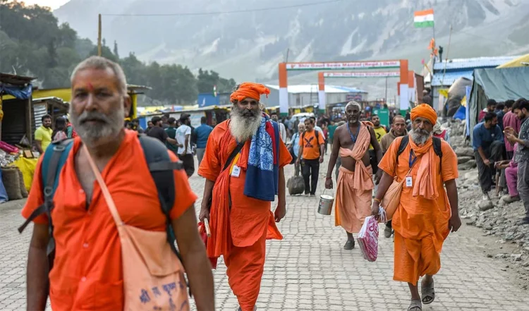 Amarnath Yatra में बढ़-चढ़कर भाग ले रहे हैं देशभर के श्रद्धालु, 1 Amarnath Yatra में बढ़-चढ़कर भाग ले रहे हैं देशभर के श्रद्धालु,