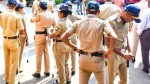 बेटी की बरात घर तक पहुंचे… दलित परिवार ने सड़क पर बिछाई मिट्टी,