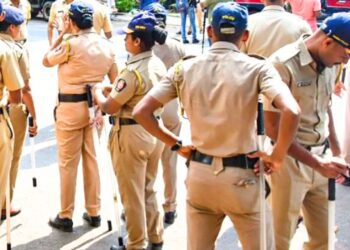 बेटी की बरात घर तक पहुंचे… दलित परिवार ने सड़क पर बिछाई मिट्टी,