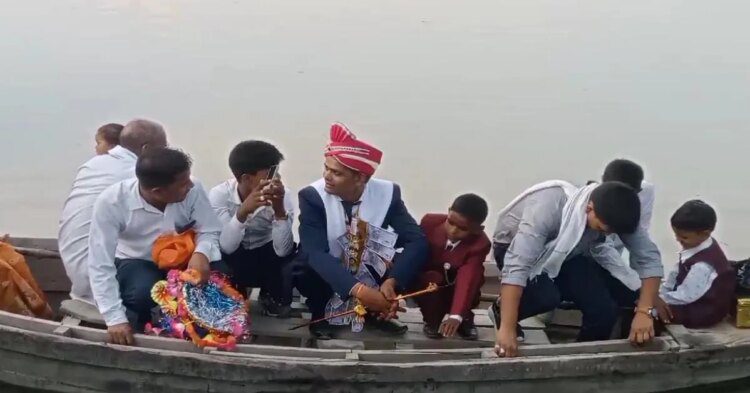 बाराबंकी में नाव से दुल्हन लाने निकला दूल्हा,