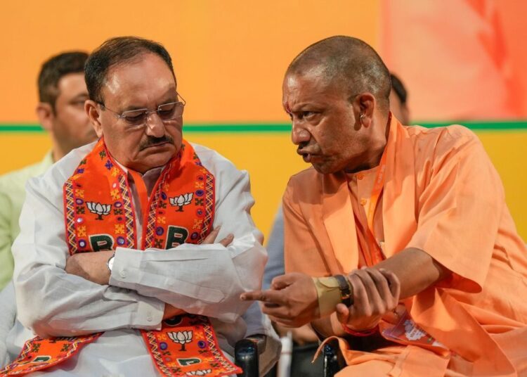 UP कैबिनेट में हो सकता है बड़ा बदलाव! सूत्रों से खबर- 18 मंत्रियों को बदलना चाहते हैं CM योगी