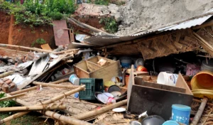 Delhi में घर की छत गिरने से नवजात बच्ची की मौत, परिवार के पांच लोग घायल