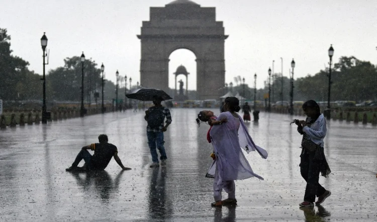 Delhi में हुई हल्की बारिश, उमस भरे मौसम से लोगों को मिली राहत