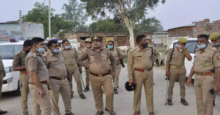 यूपी पुलिस ने मैनपुरी में 'भोले बाबा' की तलाश में चलाया तलाशी अभियान 1 यूपी पुलिस ने मैनपुरी में ‘भोले बाबा’ की तलाश में चलाया तलाशी अभियान