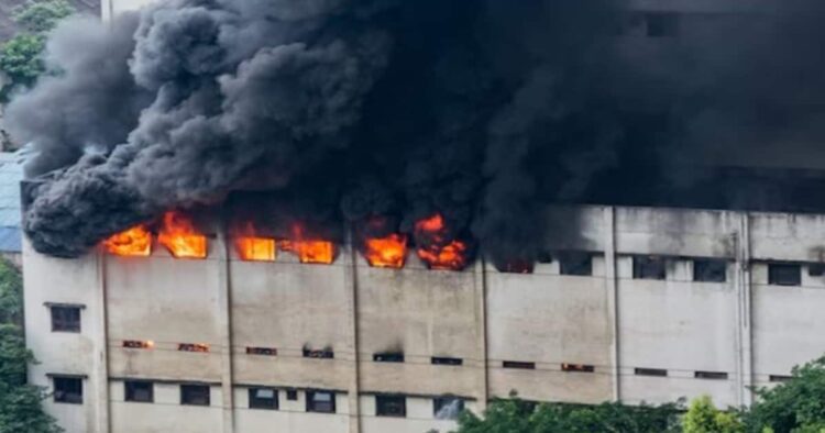 दिल्ली में प्लास्टिक फैक्ट्री में लगी भीषण आग, 23 दमकल मौके पर पहुंची