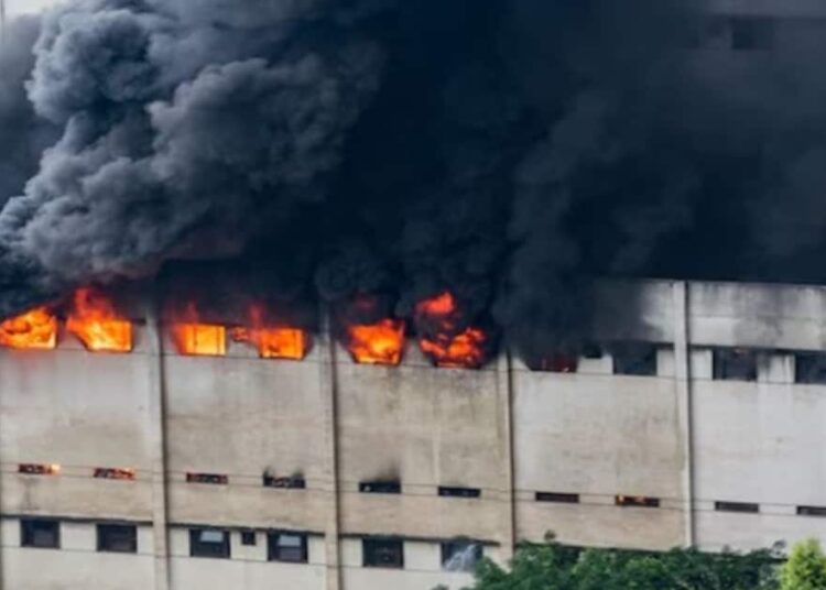 दिल्ली में प्लास्टिक फैक्ट्री में लगी भीषण आग, 23 दमकल मौके पर पहुंची