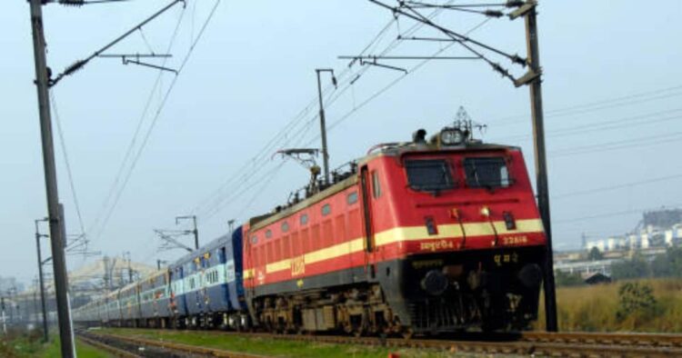 गुजरात में पटरी से उतरी मालगाड़ी, घंटों आउटर पर खड़ी रहीं ट्रेनें, यात्री बेहाल 1 गुजरात में पटरी से उतरी मालगाड़ी, घंटों आउटर पर खड़ी रहीं ट्रेनें, यात्री बेहाल