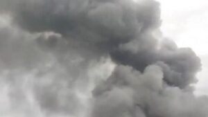 Delhi Fire: दिल्ली के ईस्ट कैलाश इलाके में बहुमंजिला मकान में लगी आग,