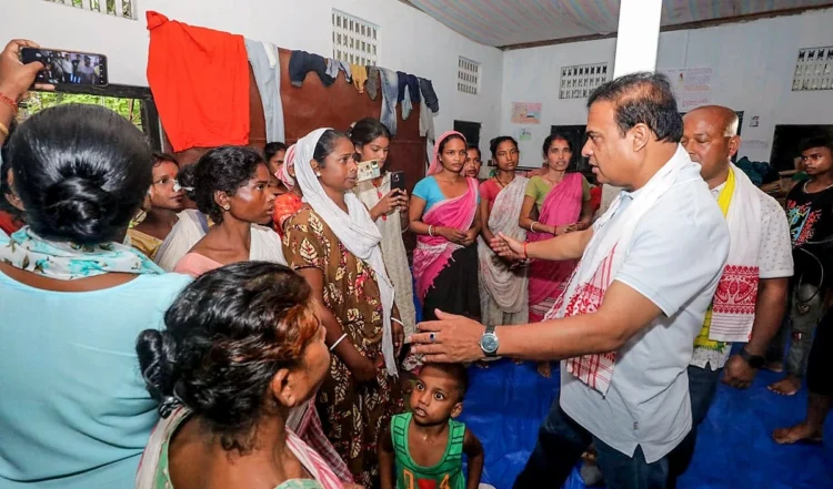 असम के मुख्यमंत्री हिमंत ने किया राहत शिविरों का दौरा, लोगों से की बातचीत 1 मुख्यमंत्री हिमंत