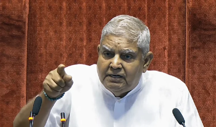 सांसदों पर जमकर बरसे जगदीप धनखड़, 'हिट-एंड-रन स्ट्रैटर्जी' को लेकर की आलोचना 1 सांसदों पर जमकर बरसे जगदीप धनखड़, ‘हिट-एंड-रन स्ट्रैटर्जी’ को लेकर की आलोचना