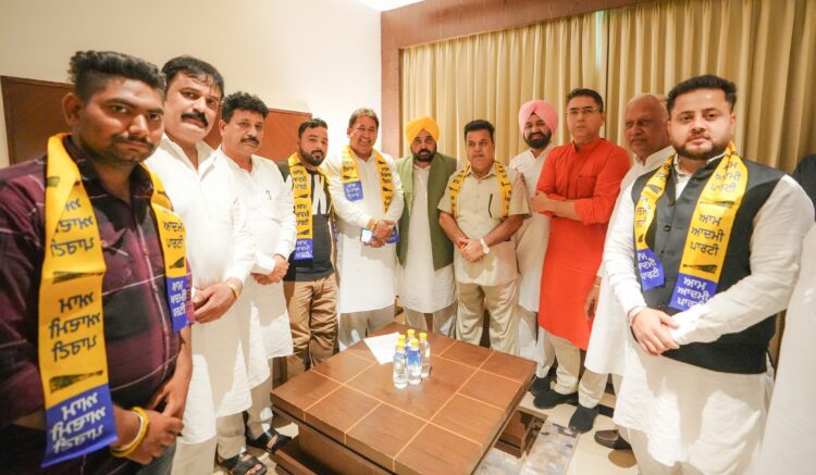आप ने जालंधर में भाजपा और कांग्रेस को दिया बड़ा झटका 1 join aap