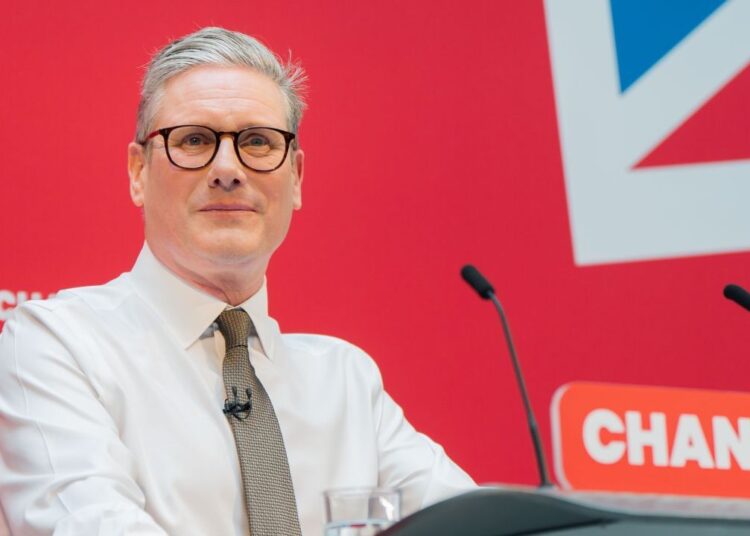 ब्रिटेन के आम चुनाव में लेबर पार्टी की एतिहासिक जीत, लेकिन वोट शेयर में क्यों इजाफा नहीं?