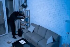 मशहूर लेखक के घर चोरी करने के बाद चोर को हुआ पछतावा, लौटा दिया सारा सामान