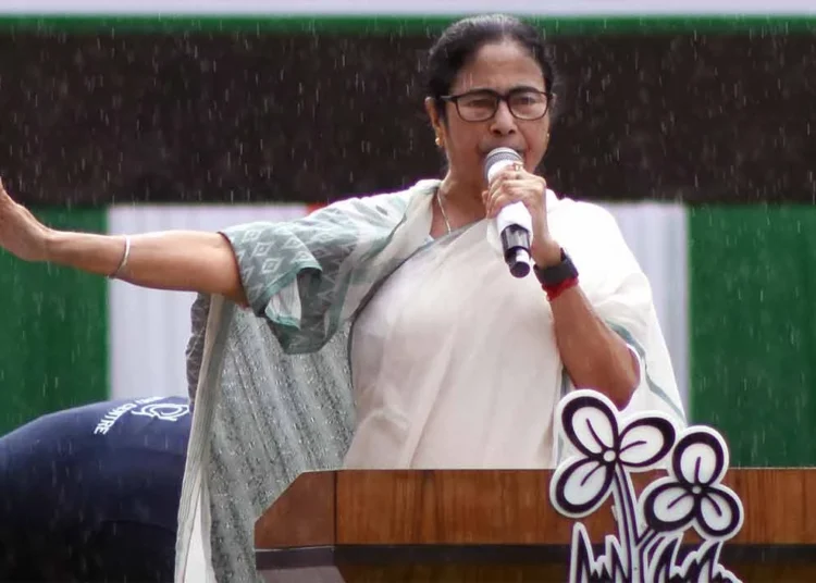 Mamata Banerjee ने बांग्लादेशियों को आश्रय देने की बात कही, भड़की BJP ने कहा-