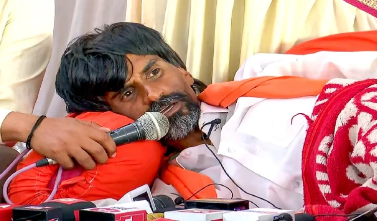Maratha Reservation: मनोज जारांगे पाटिल ने स्थगित किया अनशन,