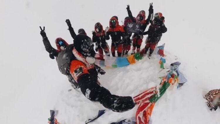 Mount Everest पर सेल्फी के लिए हुई तू तू मैं मैं, पर्यटकों में जमकर चले लात घूंसे