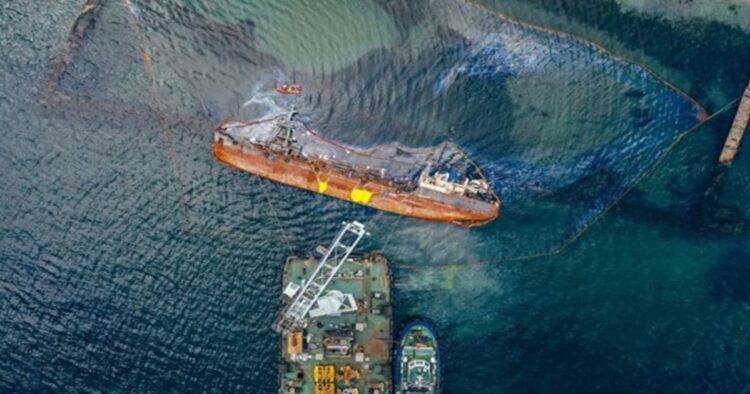 ओमान में हादसा: समुद्र में पलटा ऑयल टैंकर 1 ओमान में हादसा: समुद्र में पलटा ऑयल टैंकर