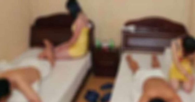 8 लड़कियां के साथ रूम में थे 3 लड़के, गंदा दृश्य और बेशर्मी देख लोगों ने बंद कर ली आंखे