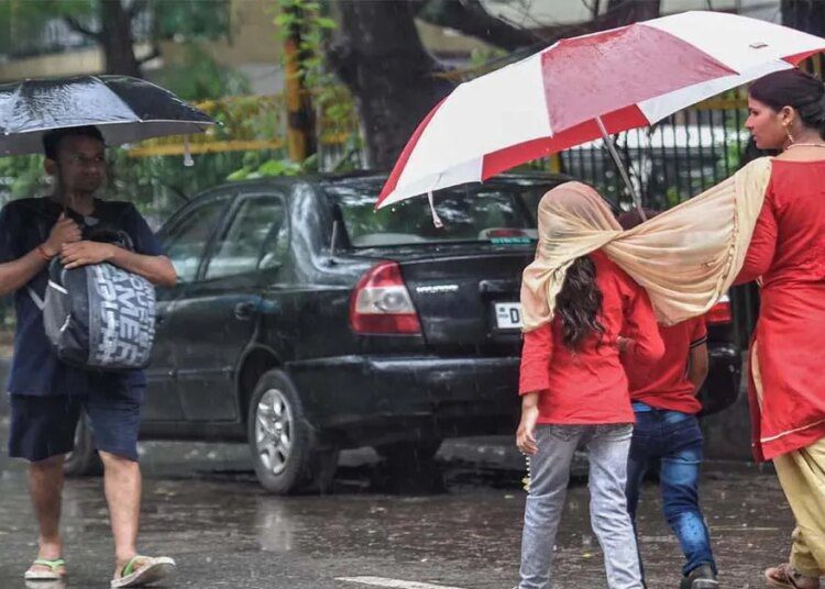 महाराष्ट्र के कई हिस्सों में मूसलाधार बारिश की चेतावनी, स्कूलों में अवकाश घोषित 1 महाराष्ट्र के कई हिस्सों में मूसलाधार बारिश की चेतावनी, स्कूलों में अवकाश घोषित
