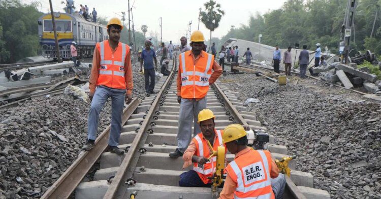 दूसरे दिन हावड़ा-मुंबई रेलवे लाइन पर 44 ट्रेनें रद्द, ट्रैक मरम्मत का काम जारी