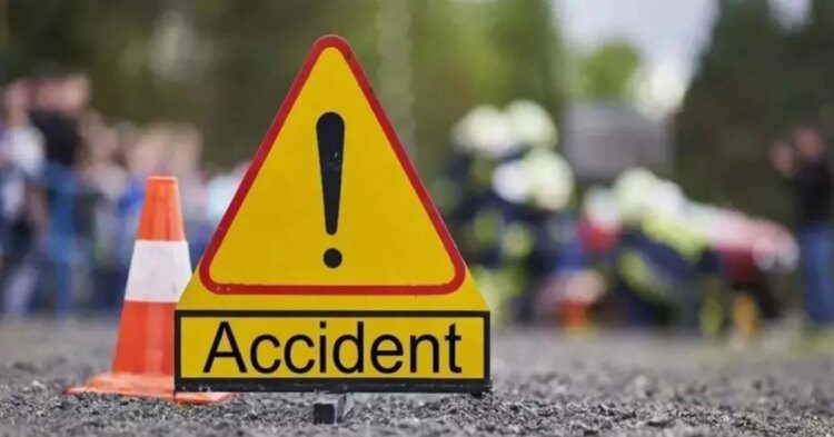 मुनिरका फ्लाईओवर पर दो लोडेड ट्रेलरों की टक्कर 1 मुनिरका फ्लाईओवर पर दो लोडेड ट्रेलरों की टक्कर