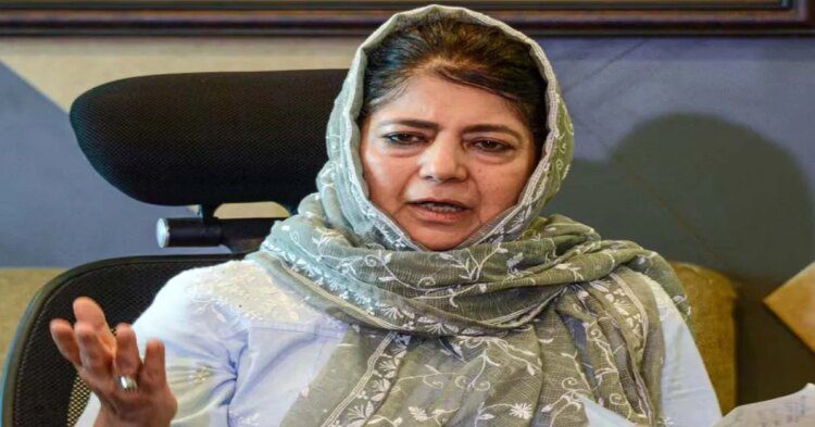 बांग्लादेश में हजारों कश्मीरी छात्रों की सुरक्षा के लिए महबूबा मुफ्ती ने विदेश मंत्री से..