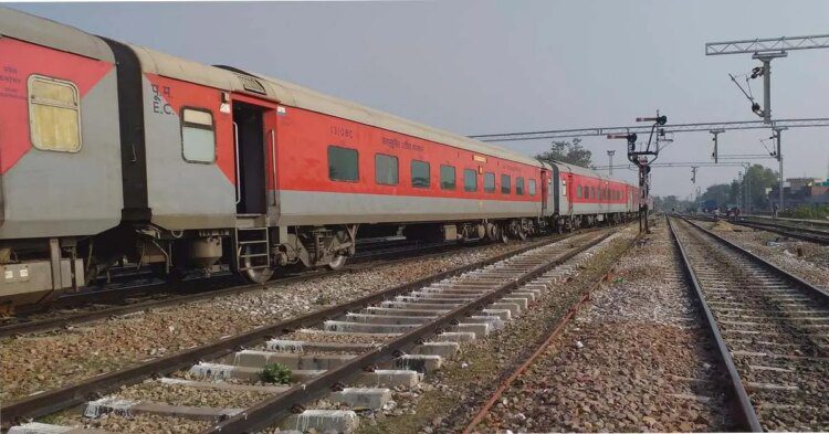 जम्मू-जोधपुर एक्सप्रेस ट्रेन को बम से उड़ाने की धमकी, बेगू स्टेशन पर रोकी गई ट्रेन 1 जम्मू-जोधपुर एक्सप्रेस ट्रेन को बम से उड़ाने की धमकी, बेगू स्टेशन पर रोकी गई ट्रेन