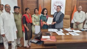 शिक्षकों के आगे झुकी योगी सरकार, डिजिटल अटेंडेंस को किया गया स्थगित