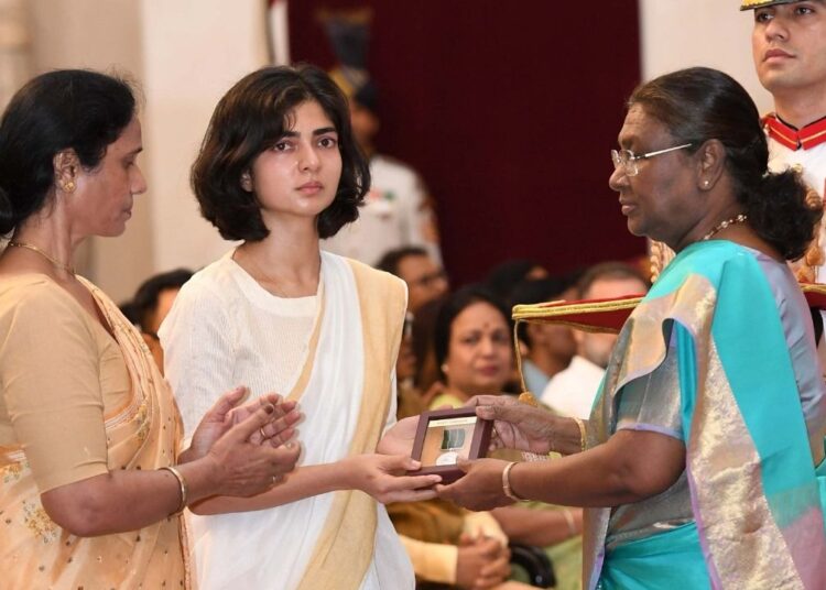 VIDEO: 'मैं छाती में पीतल लेकर मरूंगा', शहीद कैप्टन अंशुमन की पत्नी की बातें सुन आंसू नहीं रोक पाएंगे 1 शहीद कैप्टन अंशुमन