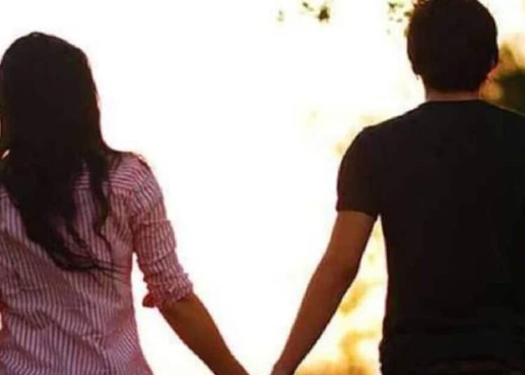 पति कांवड़ लेने गया, पत्नी प्रेमी संग भागी, रो-रोकर बेहाल हुई 3 साल की बच्ची