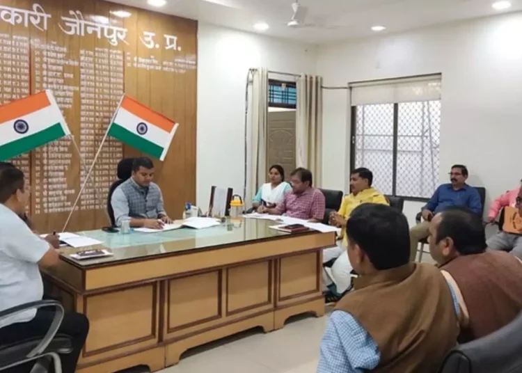 Success Story: दूसरे देश में नौकरी करने के साथ यूपीएससी की तैयारी, नोएडा के बने डीएम