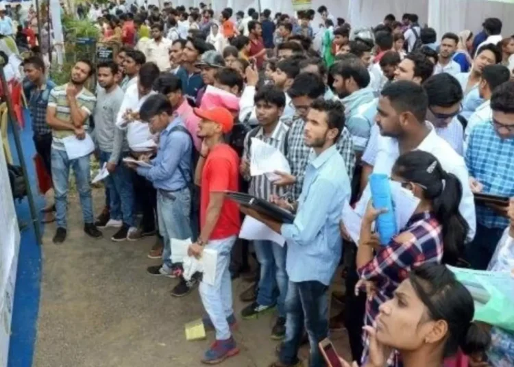 जॉब के फ्रंट पर खबर अच्छी नहीं, 52 हजार लोग हुए छंटनी के शिकार