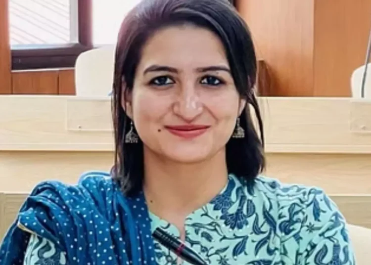 Success Story: बिना कोचिंग के यूपीएससी में हासिल की 8वीं रैंक, दिल्ली की इशिता ने कर दिखाया कमाल