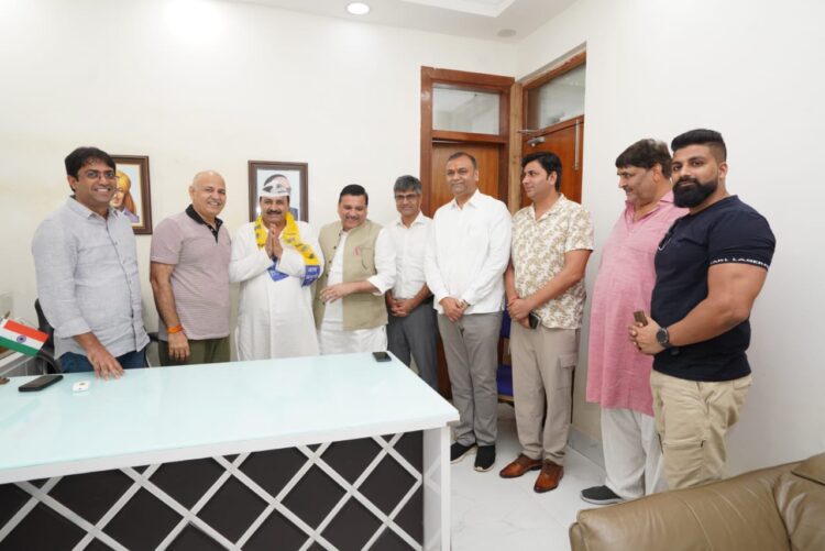 भाजपा को लगा तगड़ा झटका, पार्षद रामचंद्र की ‘आप’’ में वापसी 1 AAP join Ram Chander