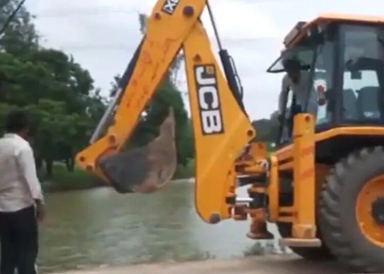 Ayodhya Gangrape के आरोपी मोईन खान पर हुई कार्रवाई, आरोपी के बेकरी पर चला बुलडोजर