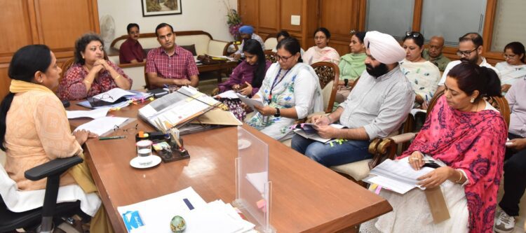 आंगनवाड़ी यूनियनों की मांगों के संबंध में सामाजिक सुरक्षा मंत्री द्वारा शिक्षा विभाग के... 1 Baljit Kaur