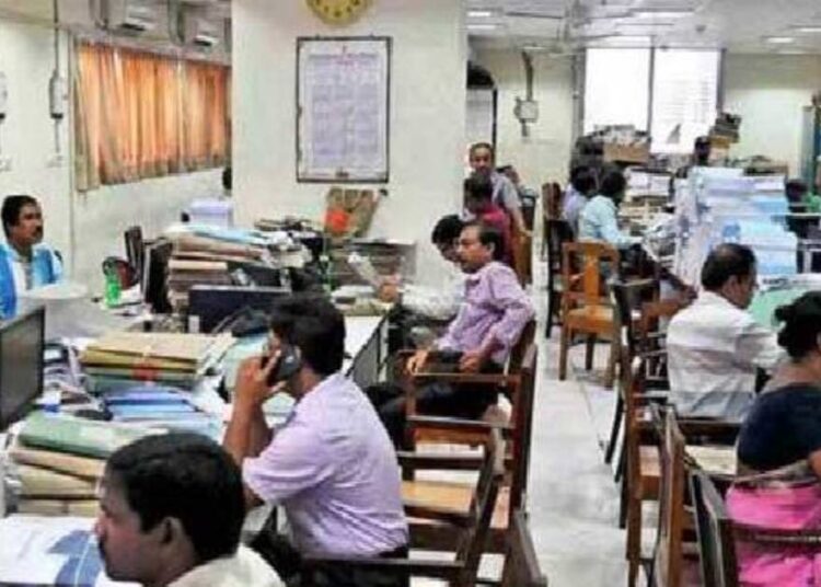 सरकारी कर्मचारियों के लिए थी बड़ी खुशखबरी, लेकिन हाईकोर्ट ने लगा दी रोक