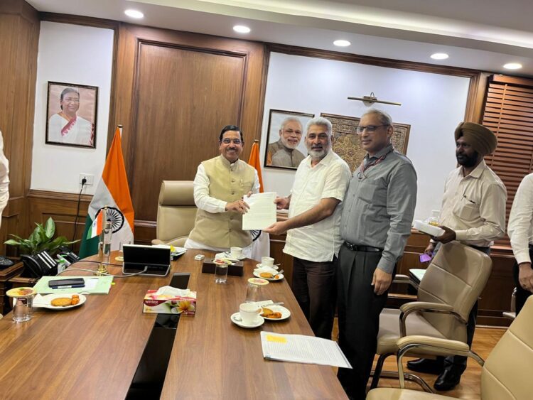 पंजाब के खाद्य मंत्री लाल चंद कटारूचक ने केंद्रीय खाद्य मंत्री प्रल्हाद जोशी से की मुलाकात 1 लाल चंद कटारूचक