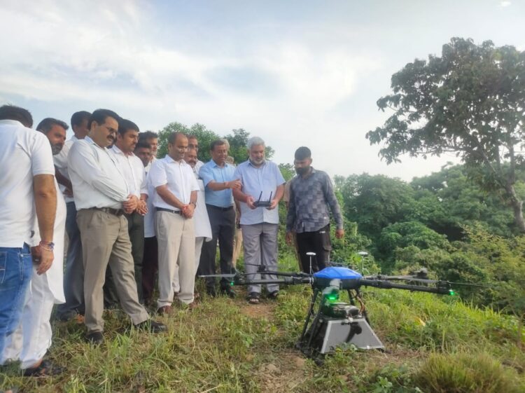 30 हेक्टेयर जंगल में ड्रोन के माध्यम से विभिन्न प्रकार के बीजों का छिड़काव 1 ड्रोन