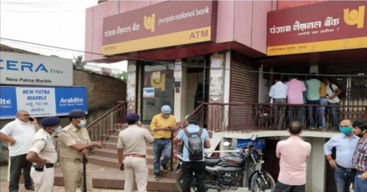 पटना में पंजाब नेशनल बैंक से अपराधियों ने दिन दहाड़े लूटे 21 लाख, मचा हड़कंप