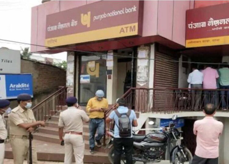पटना में पंजाब नेशनल बैंक से अपराधियों ने दिन दहाड़े लूटे 21 लाख, मचा हड़कंप