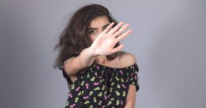 इज्जत खतरे में पड़ी तो महिला ने प्राइवेट पार्ट पर किया वार, चीखते हुए भागा नशेरी