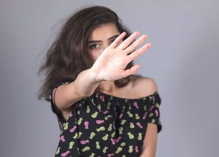 इज्जत खतरे में पड़ी तो महिला ने प्राइवेट पार्ट पर किया वार, चीखते हुए भागा नशेरी