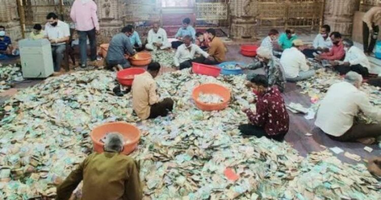 सांवलिया सेठ मंदिर में खुला कुबेर का खजाना, आंकड़े जान चौंक जाएंगे आप 1 सांवलिया सेठ मंदिर में खुला कुबेर का खजाना, आंकड़े जान चौंक जाएंगे आप