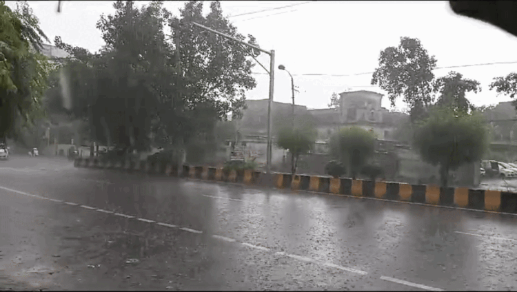 जालंधर में रुक-रुक कर देर रात से हो रही झमाझम बारिश 1 जालंधर में रुक-रुक कर देर रात से हो रही झमाझम बारिश