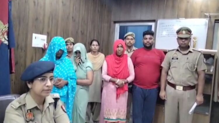 बेटा चलाता था सास बहू का गैंग, फॉर्चूनर में बैठकर करते थे लूट... 1 बेटा चलाता था सास बहू का गैंग, फॉर्चूनर में बैठकर करते थे लूट…