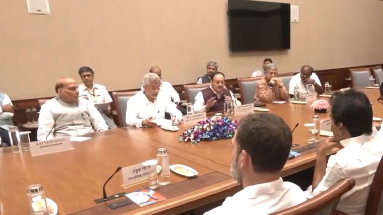 बांग्लादेश आर्मी के संपर्क में भारत, शेख हसीना को दिया स्पेस... 1 बांग्लादेश आर्मी के संपर्क में भारत, शेख हसीना को दिया स्पेस…