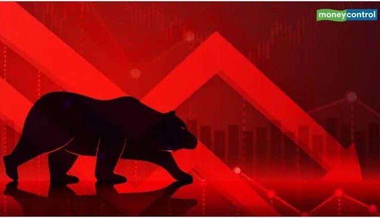 Share Market: शेयर बाजार में गिरावट की हैट्रिक, सेंसेक्स 222 अंक टूटा; निवेशकों के ₹1.57 लाख करोड़ डूबे