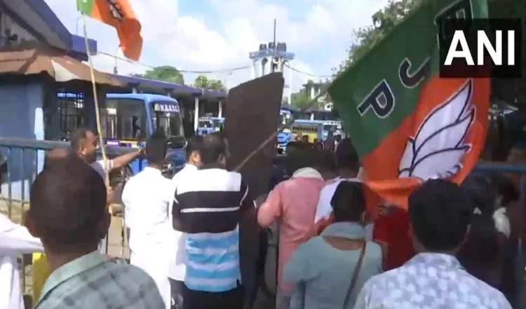 कई जगहों पर टीएमसी, बीजेपी कार्यकर्ताओं में झड़प, रोकी गई ट्रेन भी 1 कई जगहों पर टीएमसी, बीजेपी कार्यकर्ताओं में झड़प, रोकी गई ट्रेन भी