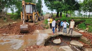 बिहार में पुल गिरने का सिलसिला जारी है।